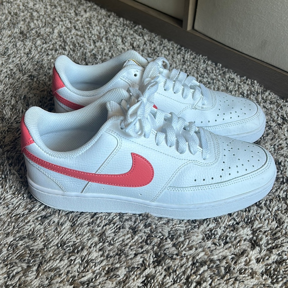 Women’s white Nikes. SIZE 9.5. GREAT condition!
